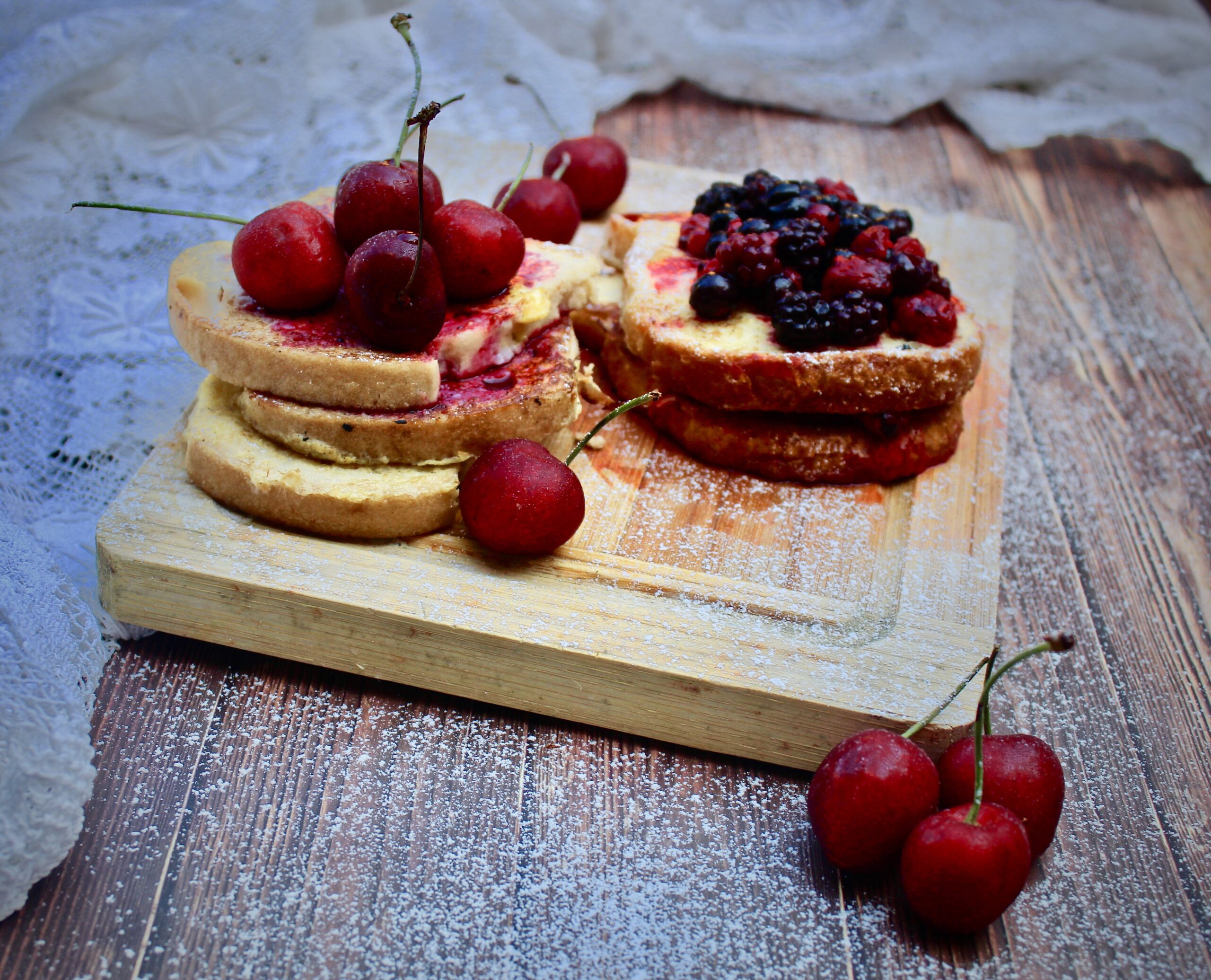Pain perdu alle ciliegie e frutti di bosco (francia)
