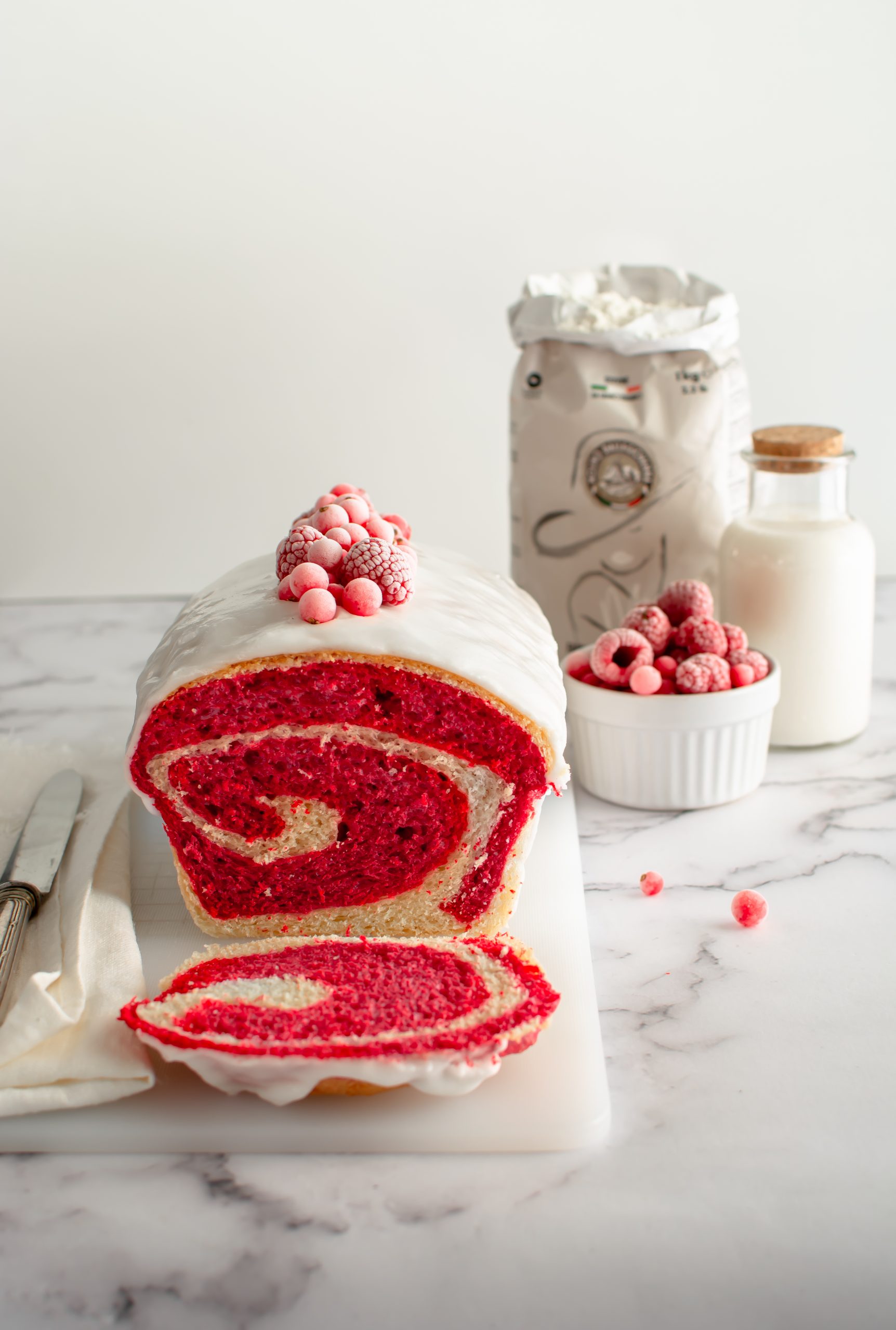 Pan bauletto variegato con polvere di fragole