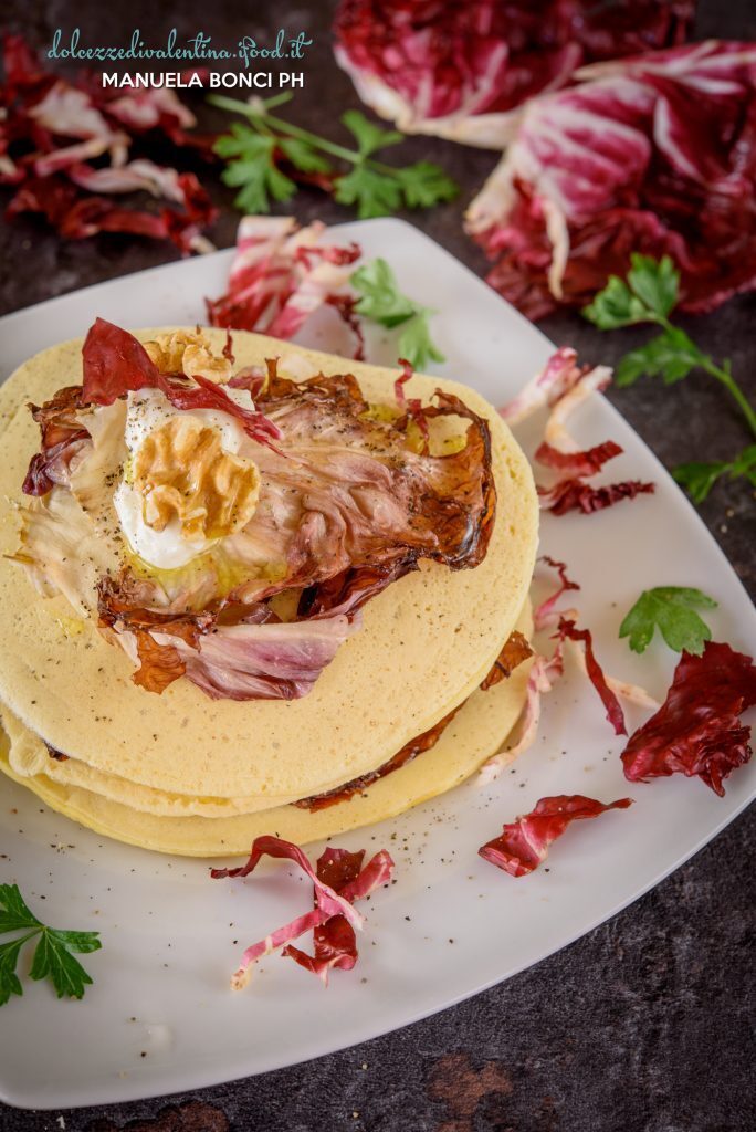 Pancake con farina di ceci, radicchio e noci