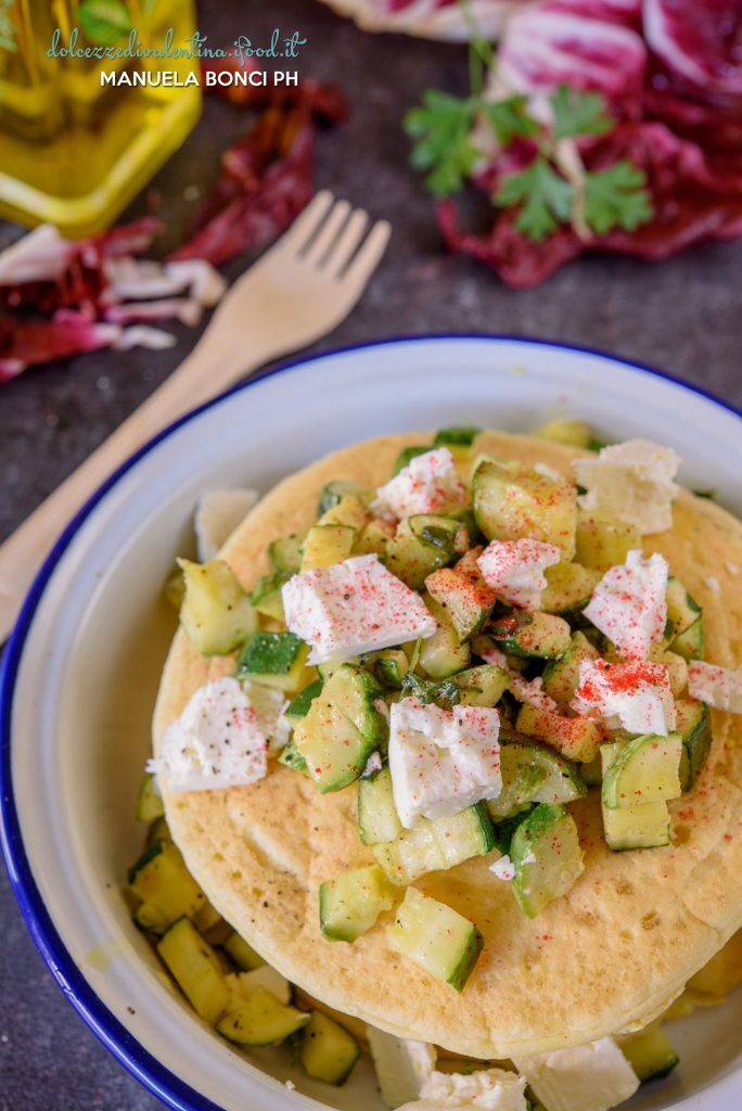 Pancake con farina di ceci, zucchine e feta
