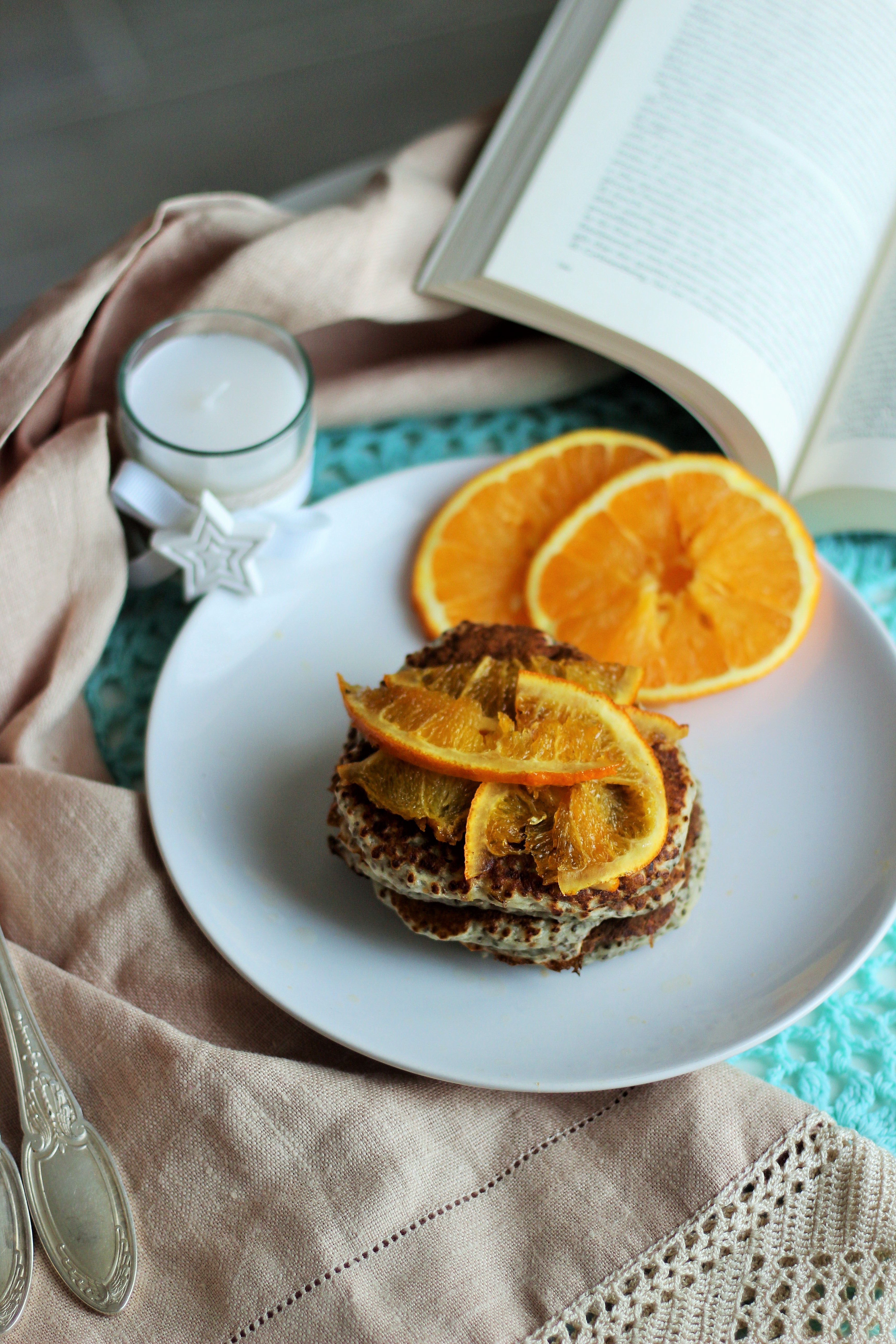 Pancake vegani con latte di mandorla, arance e cardamomo
