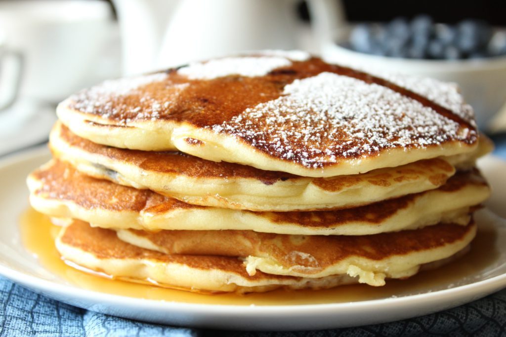 Pancakes ai mirtilli con sciroppo d’acero