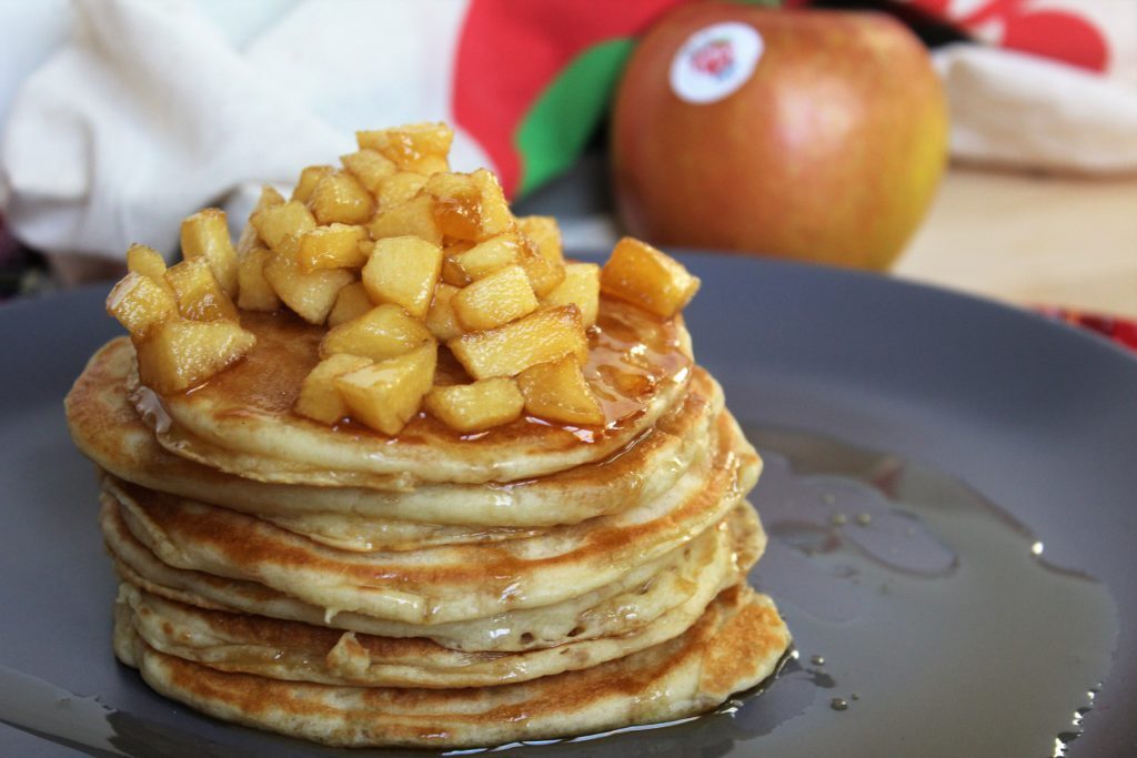 Pancakes alle mele caramellate senza uova