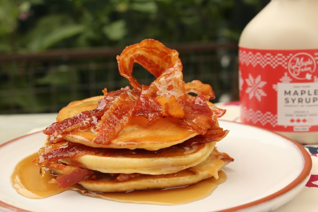 Pancakes salati con bacon e sciroppo d’acero