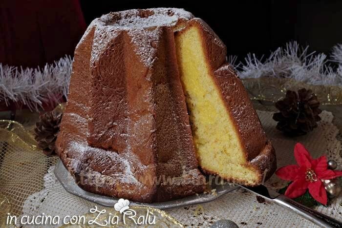 Pandoro ripieno di crema al cocco