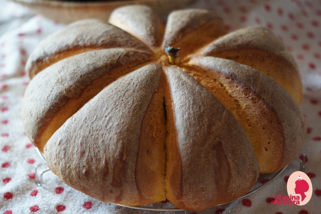 Pane a forma di zucca: un’idea perfetta per un pranzo in compagnia!