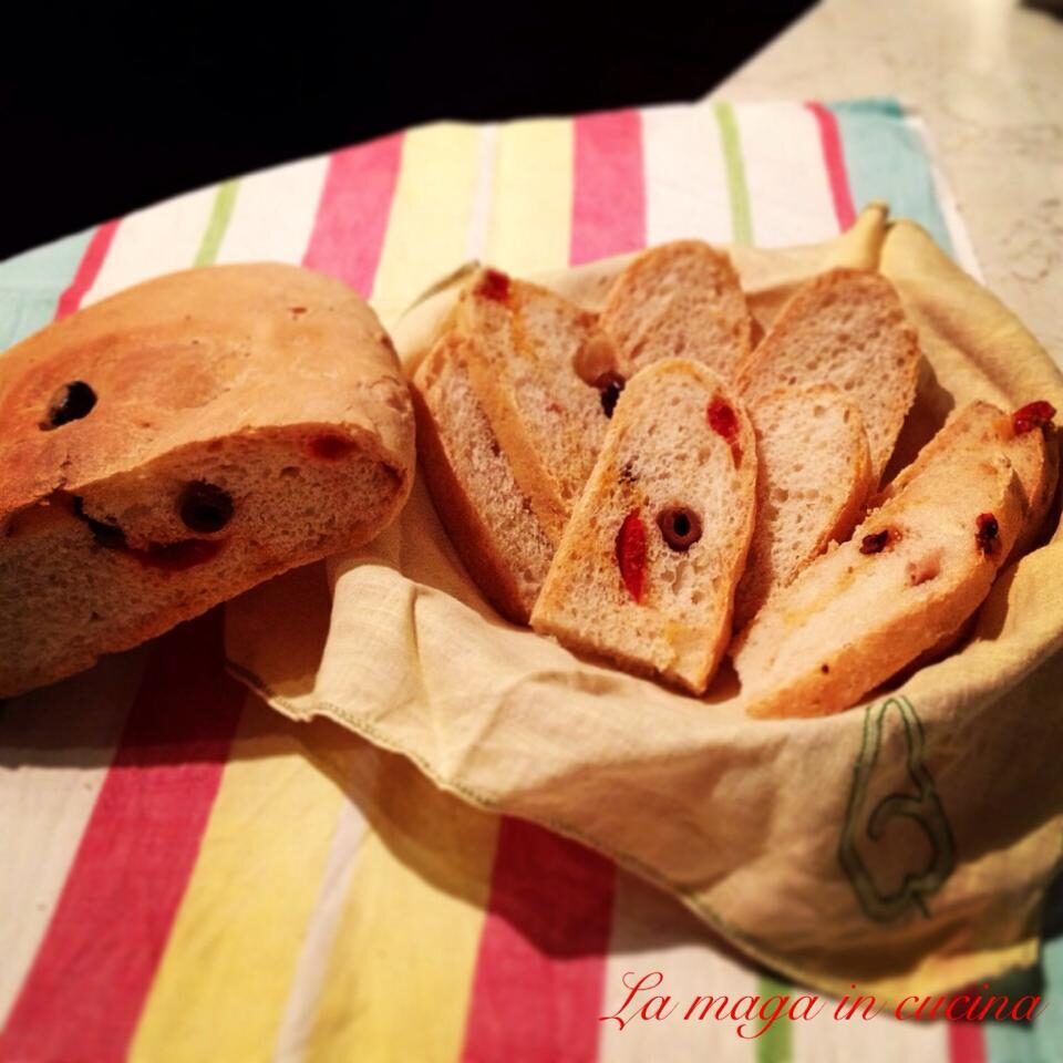 Pane con olive di leccino e pomodorini confit