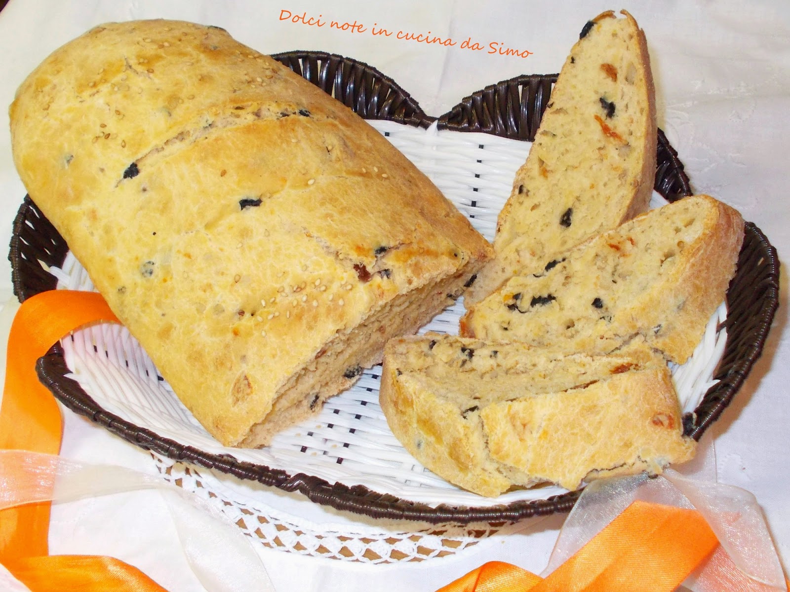 Pane con olive nere e pomodori marinati