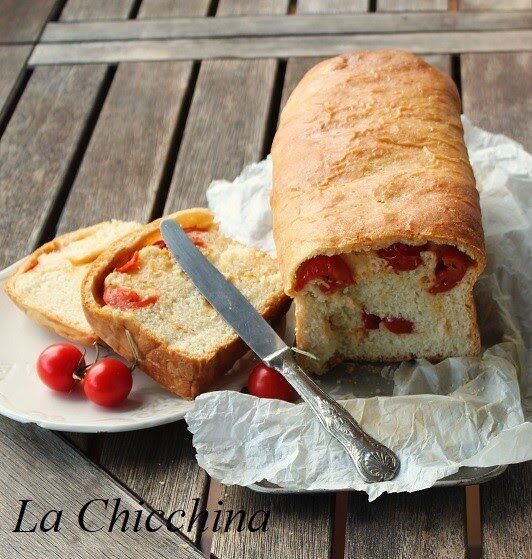 Pane con pomodorini