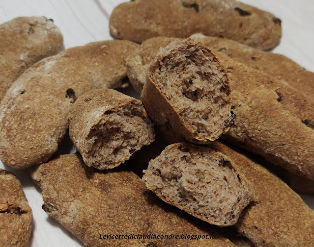 Pane con uvetta e noci