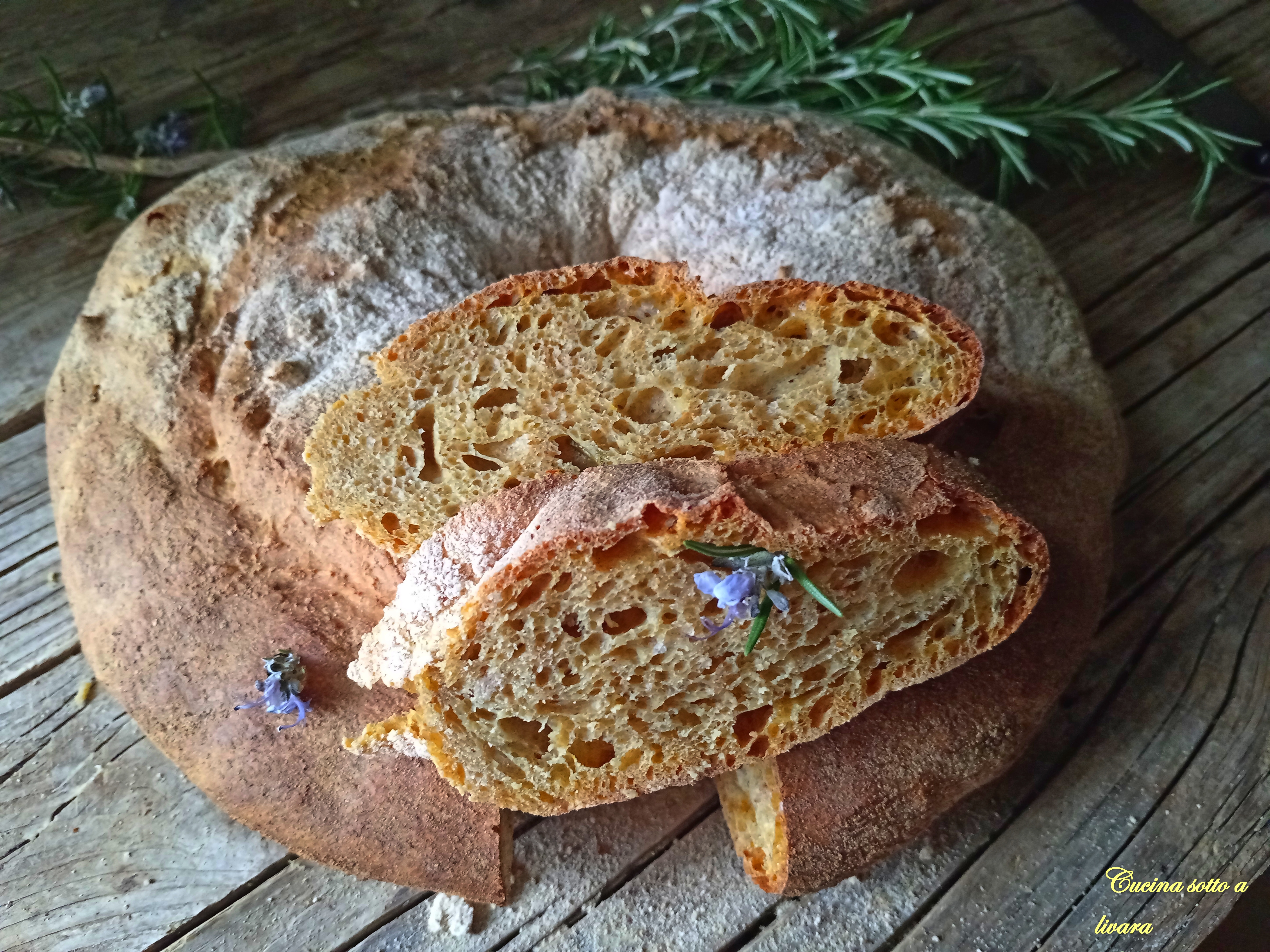 Pane con zafferano e fiori di rosmarino