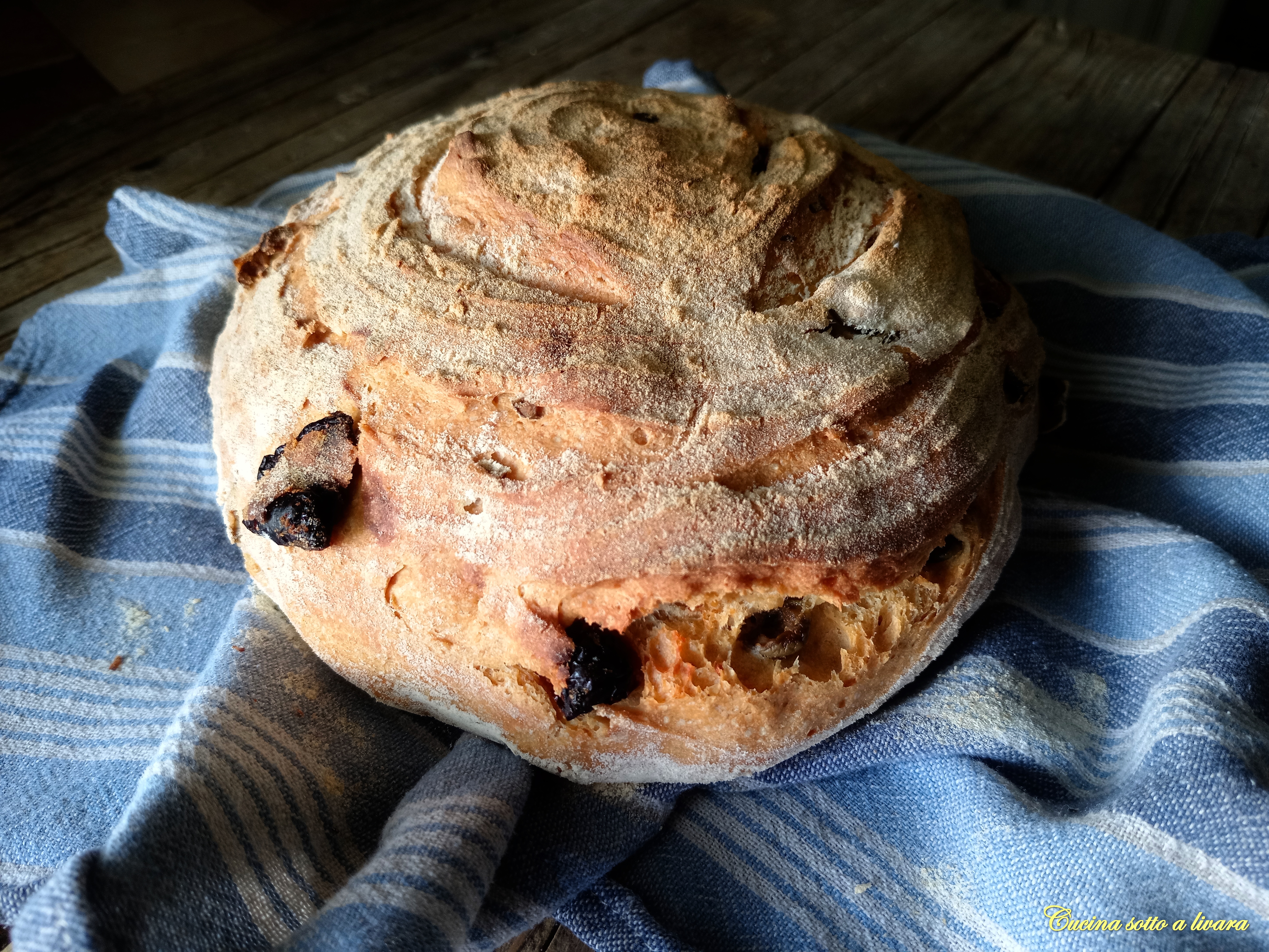 Pane di semola integrale con pomodori secchi e olive nere