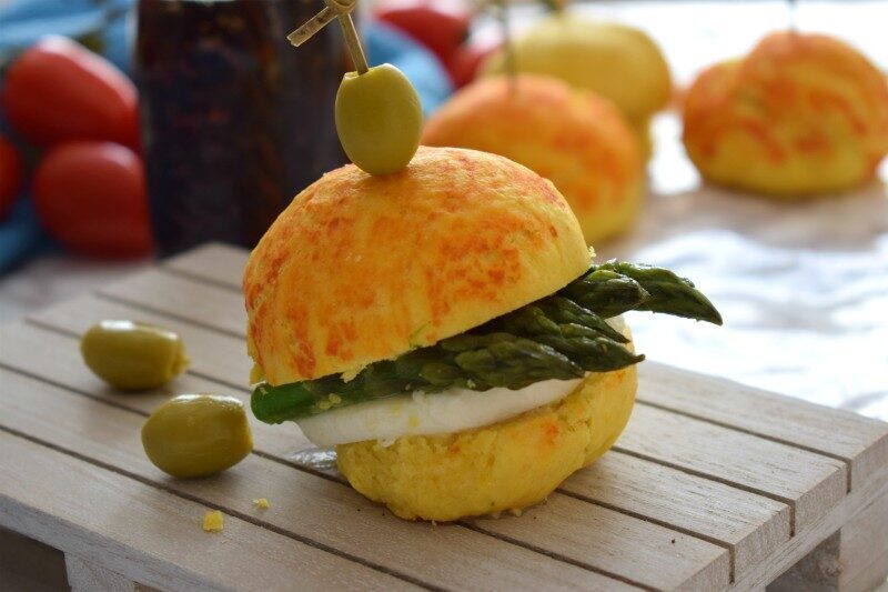 Panini allo zafferano e pomodoro con asparagi e mozzarella