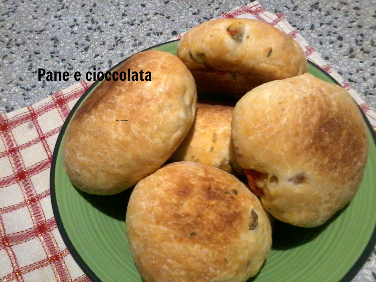 Panini morbidi con pomodorini e olive