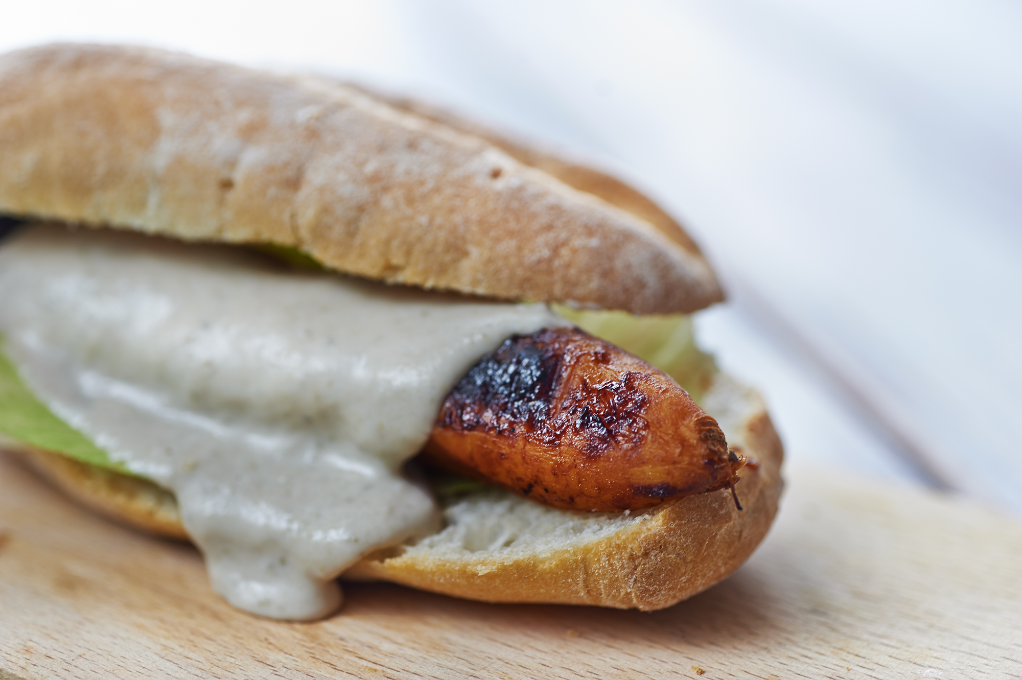 Panino con carote e maionese di cannellini