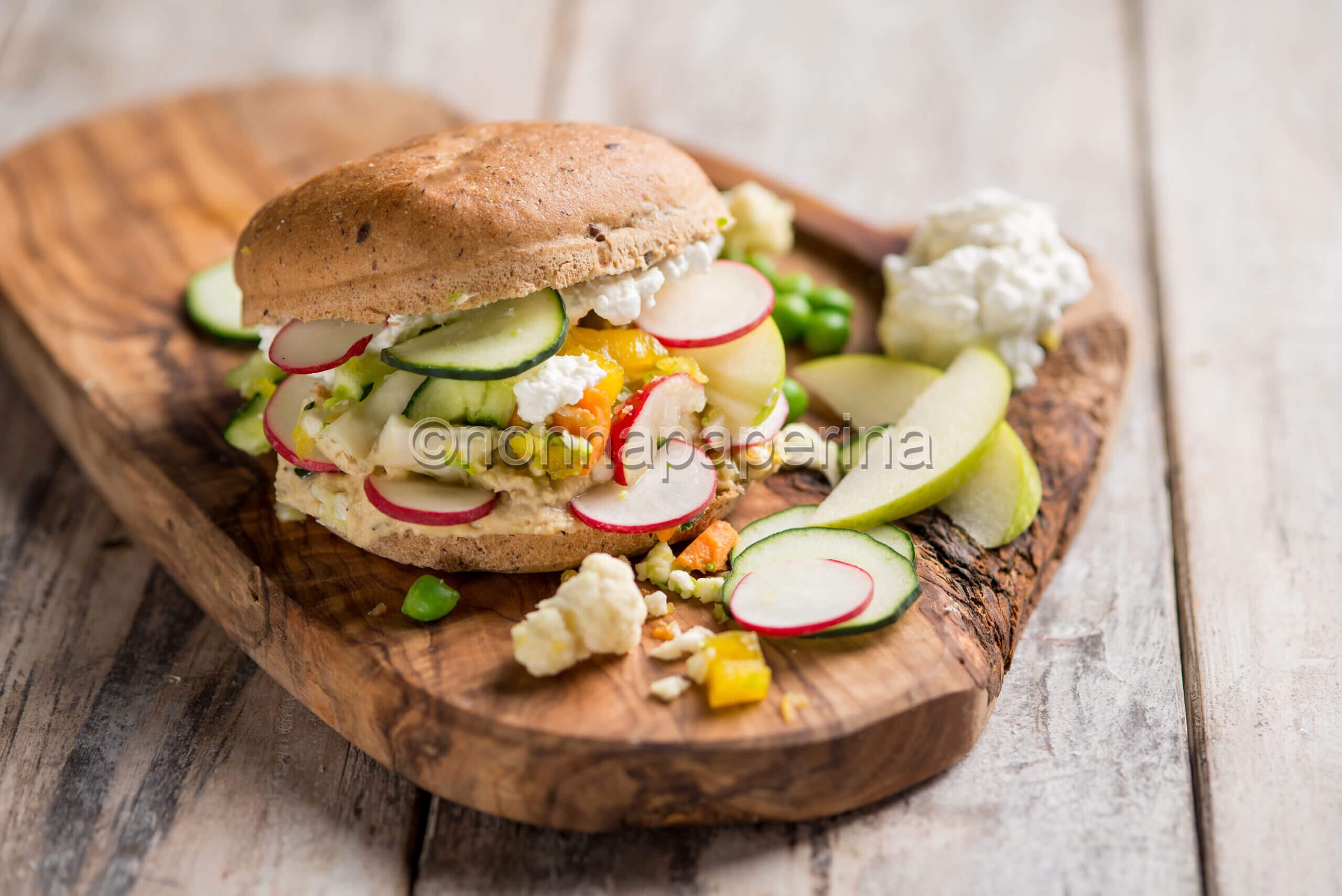 Panino vegetariano con hummus, un finger food salutare