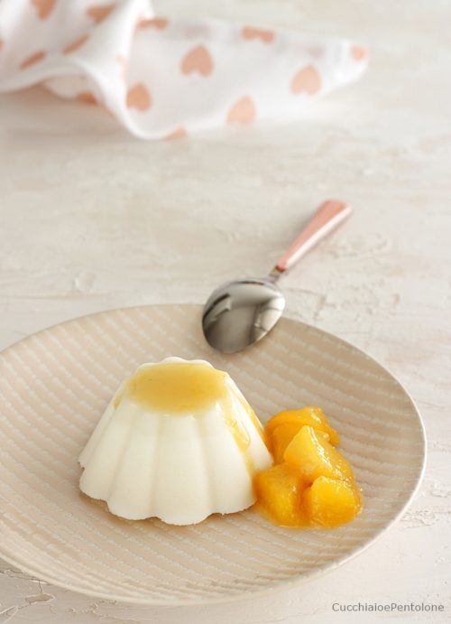 Panna cotta al cocco con pesche al rum