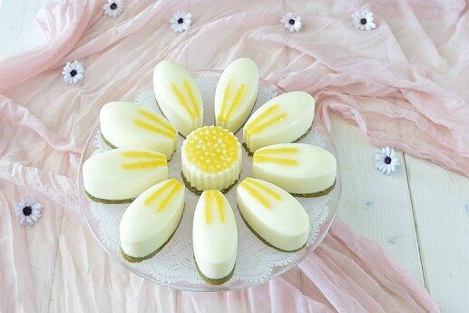 Panna cotta allo yogurt con base croccante al pistacchio e gelatina alle pesche
