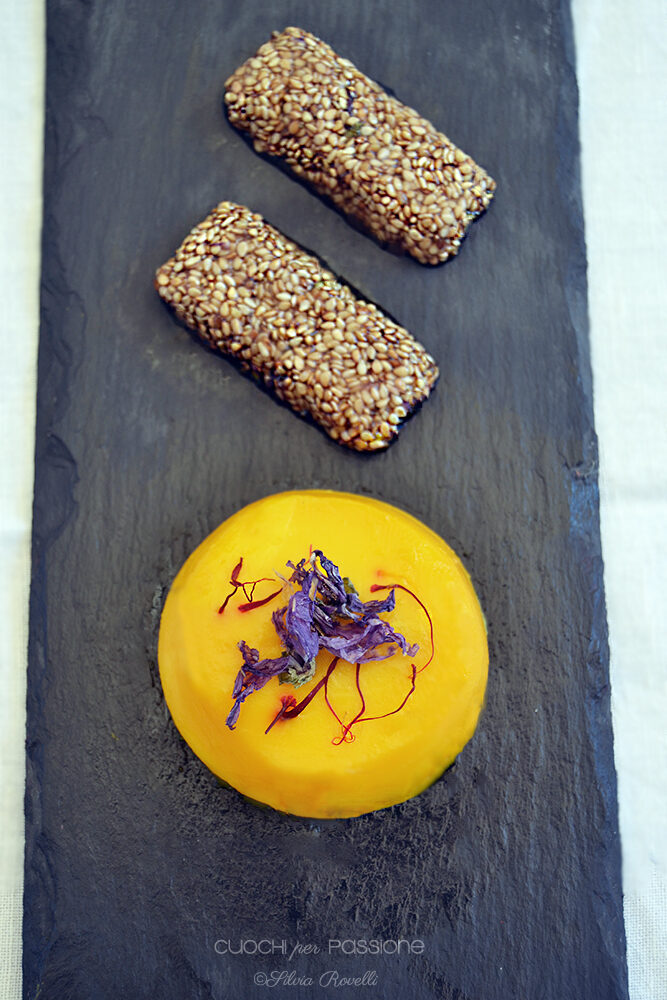 Panna cotta allo zafferano con croccante al sesamo e fiori di malva