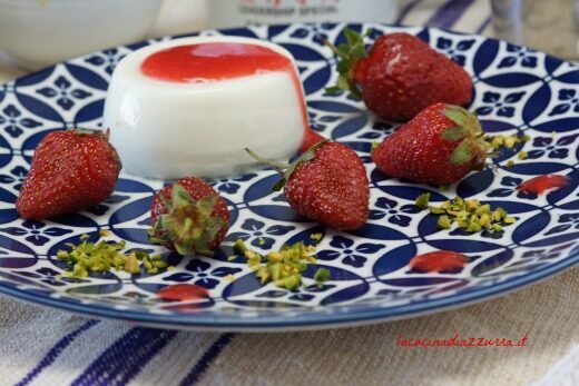 PANNA COTTA FRAGOLE E PISTACCHI!!!