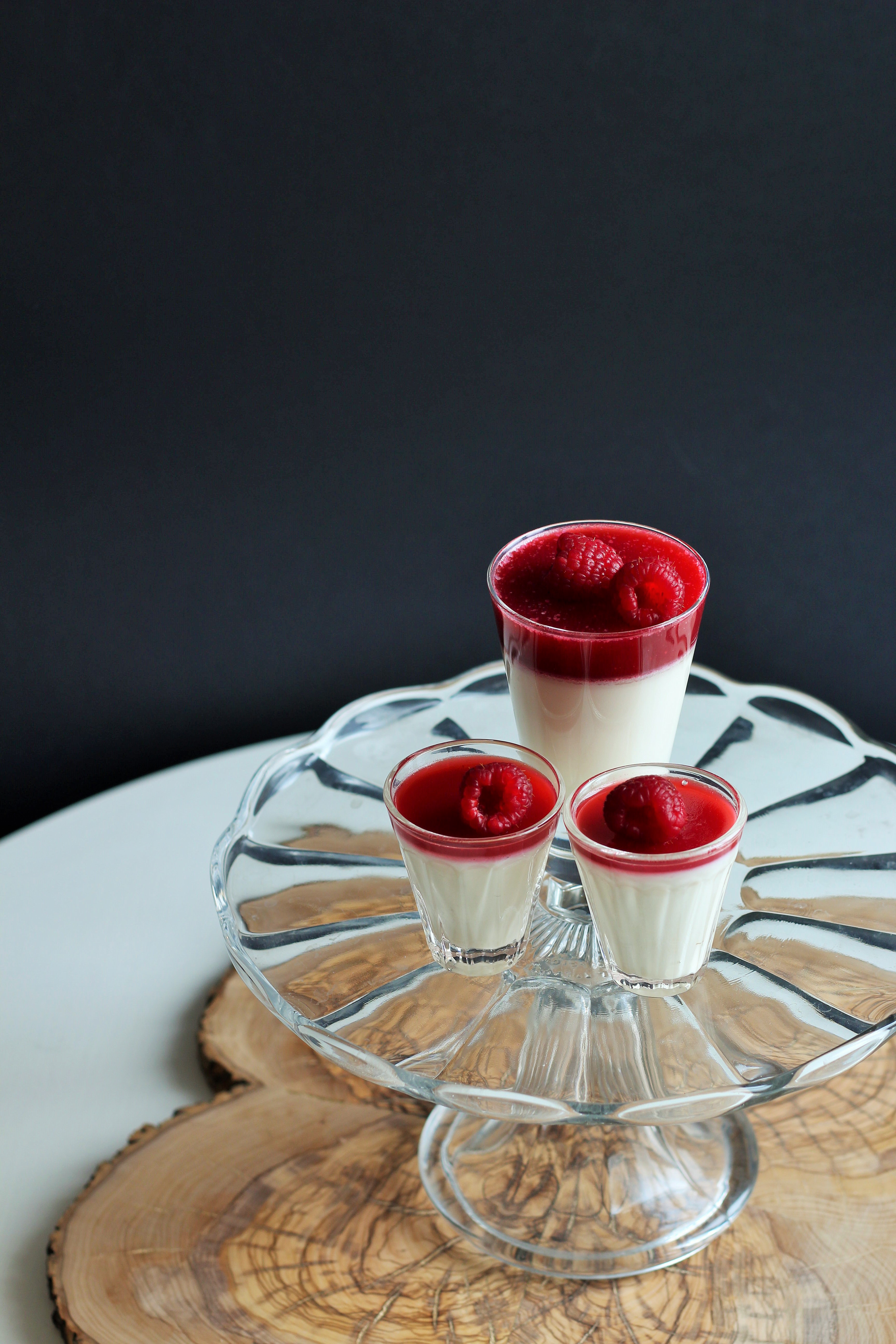 Panna cotta salata con gelatina di lamponi al peperoncino