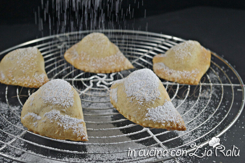 Panzerotti dolci ripieni amaretti e pesche