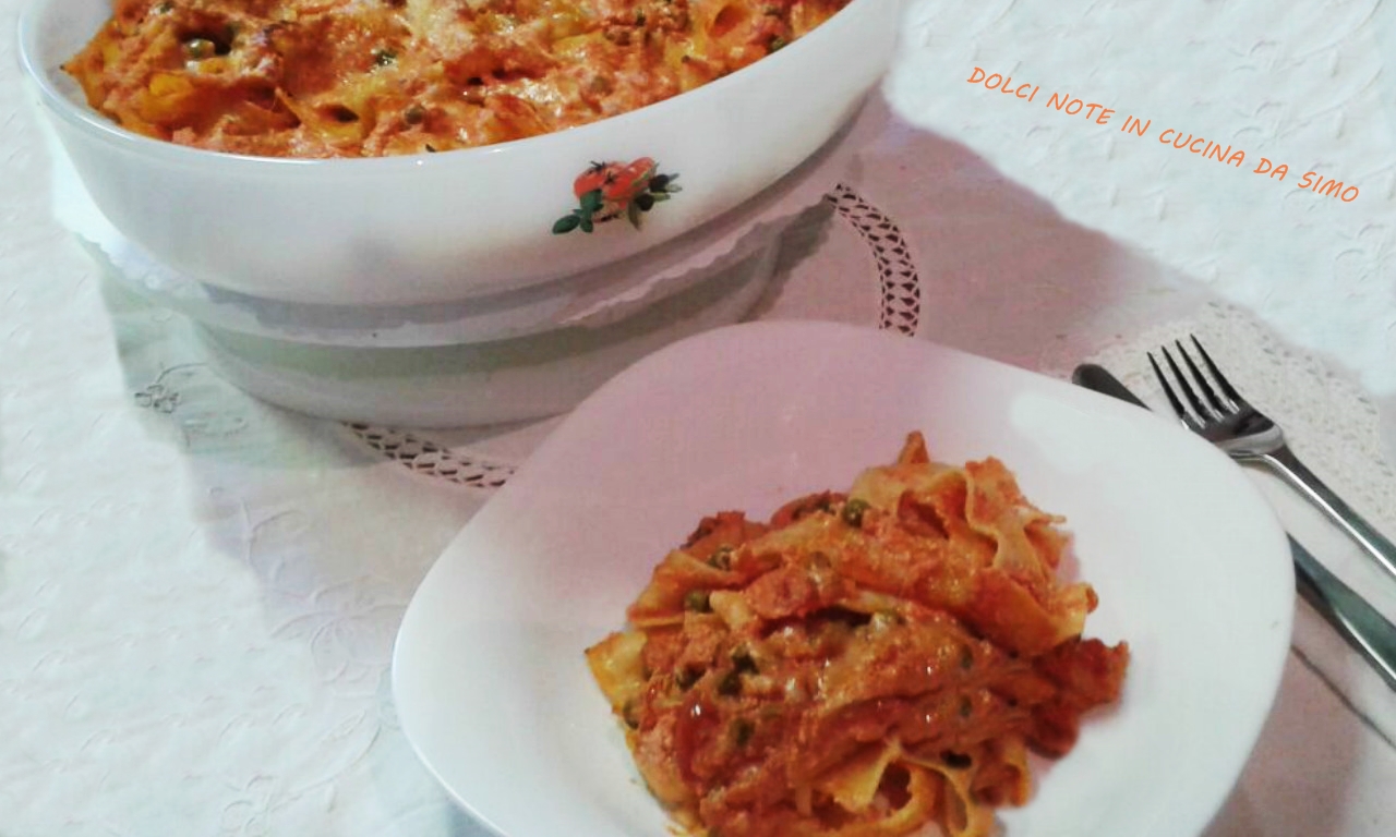 Pappardelle al forno con salsa di pomodoro e piselli