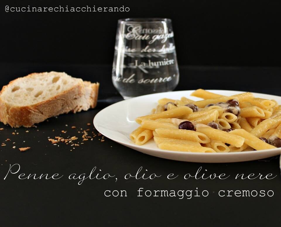 Pasta aglio e olio con olive nere e formaggio cremoso. ricetta velocissima!