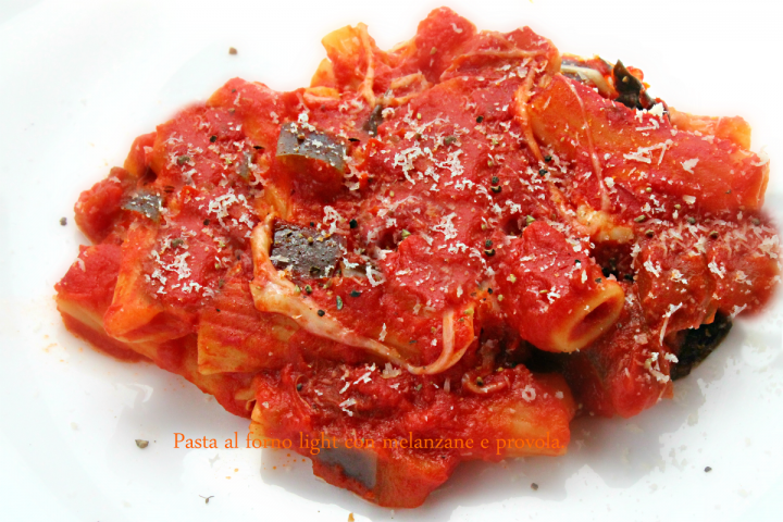 Pasta al forno light con melanzane e provola affumicata.