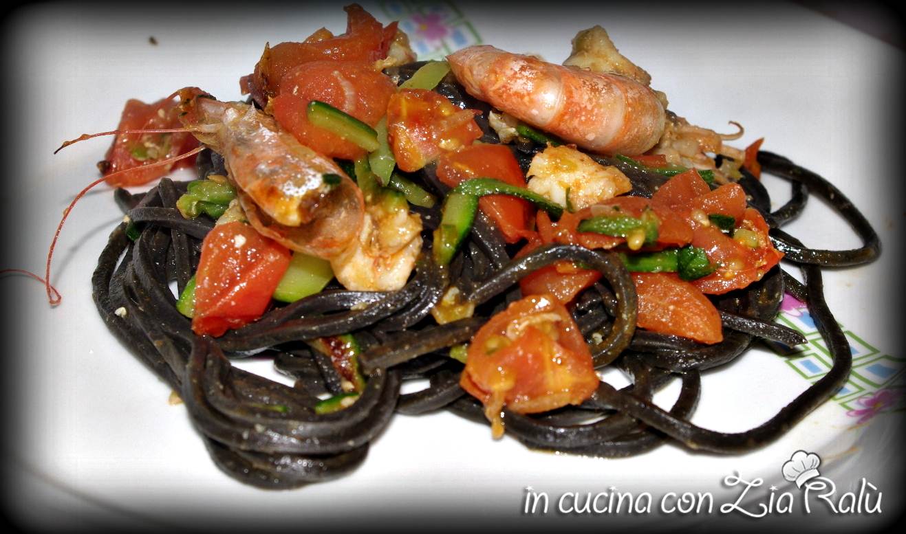 Pasta al nero di seppia gamberetti, zucchine e pomodorini