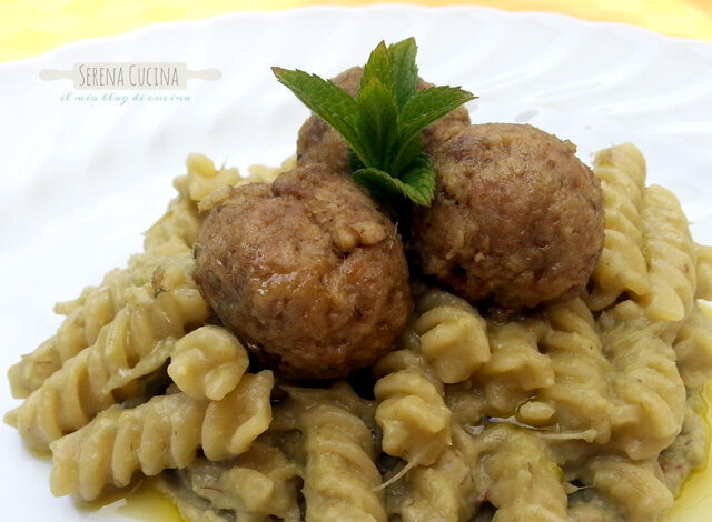 Pasta al pesto di carciofi e polpettine