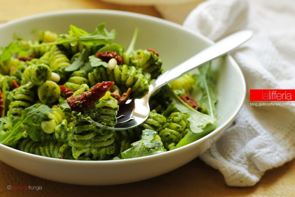 Pasta al pesto di rucola e pomodori secchi