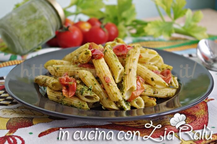 Pasta al pesto di sedano e pomodorini