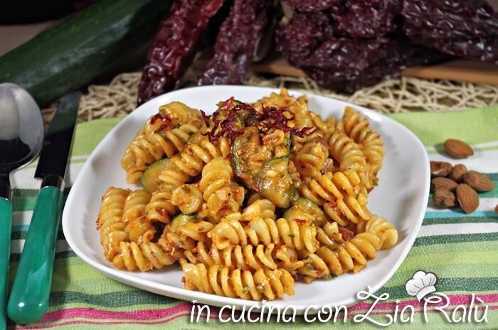 Pasta al pesto di zucchine e peperoni di senise