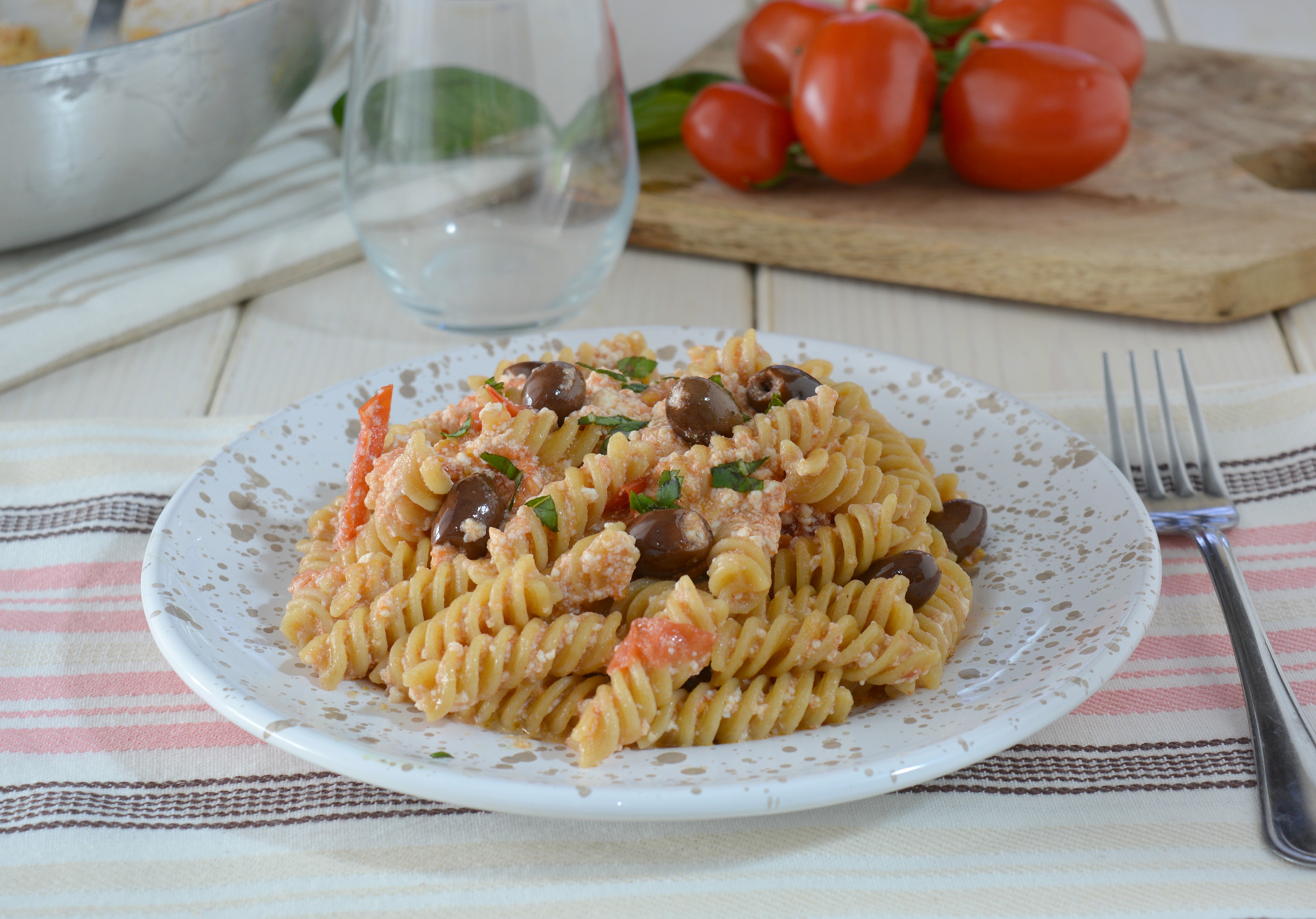 Pasta alla ricotta con pomodorini e olive