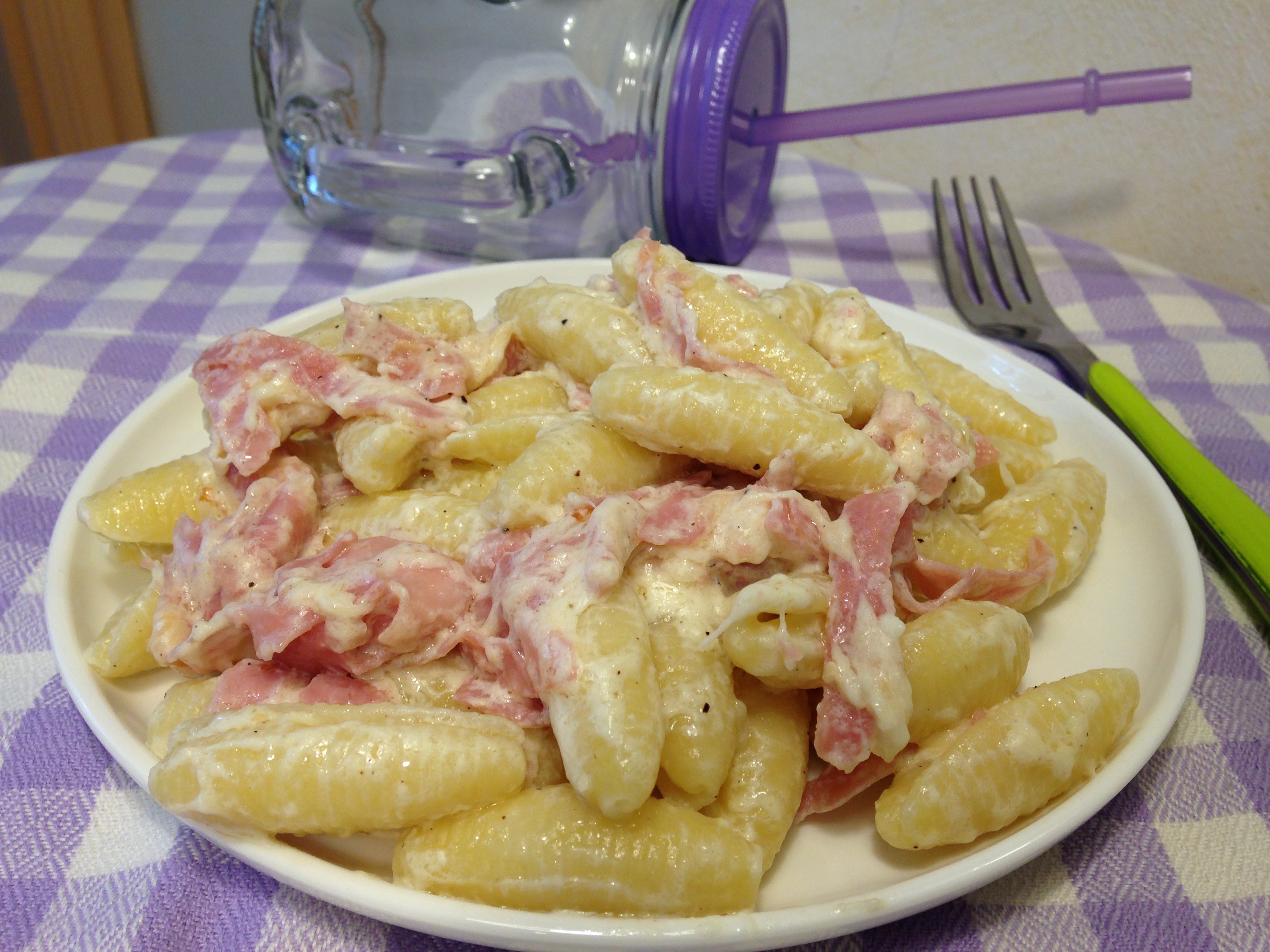 pasta alla valdostana con prosciutto cotto, fontina e panna.