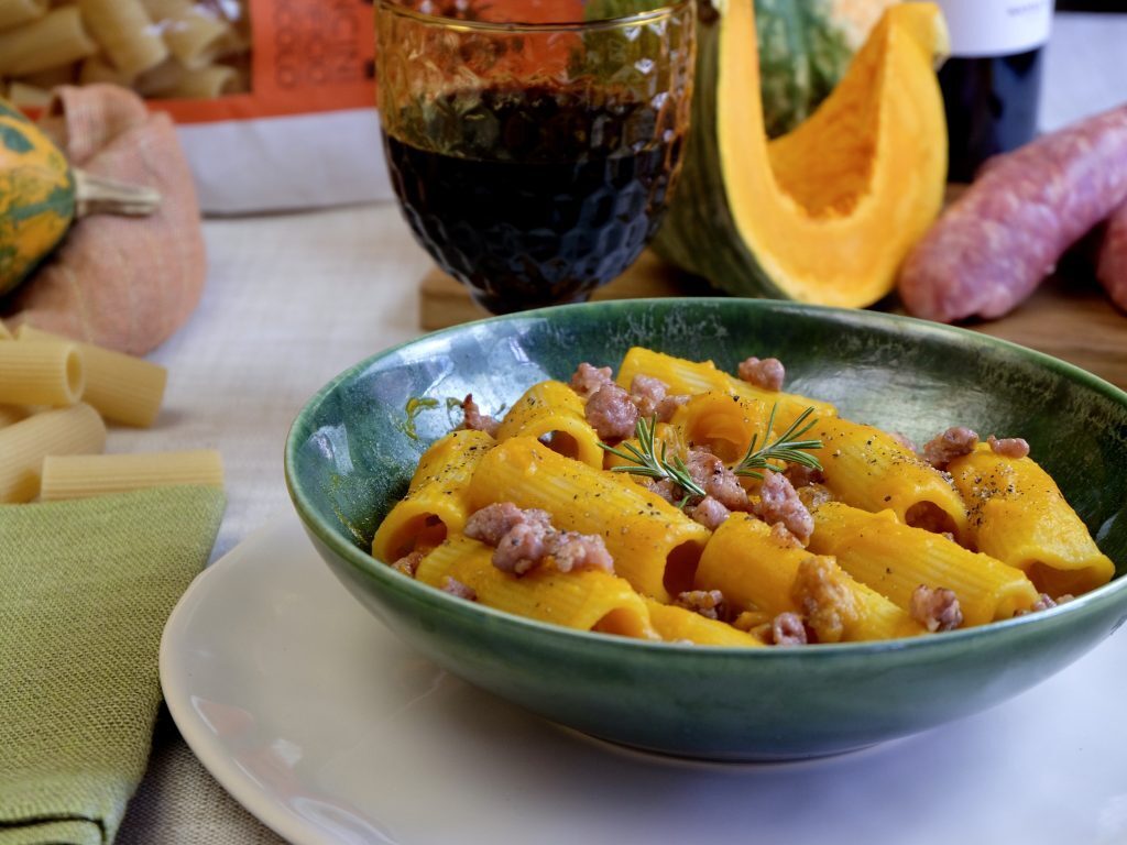 Pasta alla zucca e salsiccia croccante