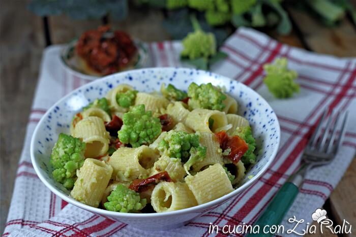 Pasta col broccolo romanesco e pomodori secchi