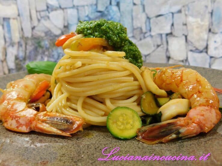 Pasta con calamari, gamberi e verdure dell’orto