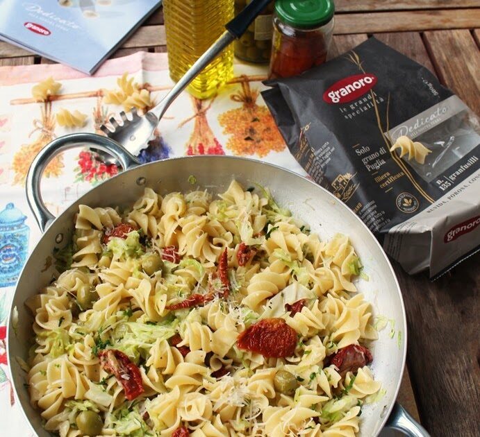Pasta con cavolo cappuccio, pomodori secchi e capperi