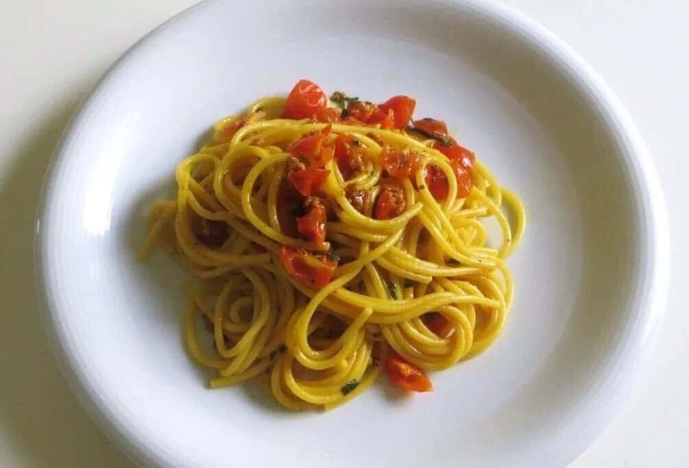 Pasta con cipolle e pomodorini