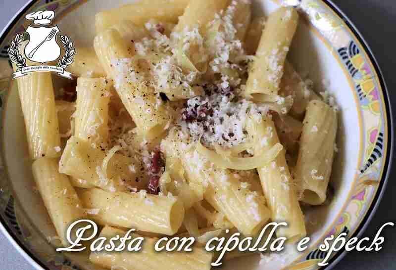 Pasta con cipolle e speck
