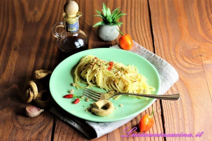 Pasta con colatura di alici e taralli