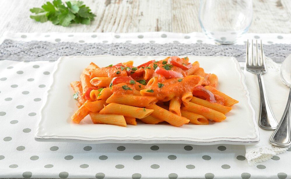 Pasta con crema di peperoni e acciughe