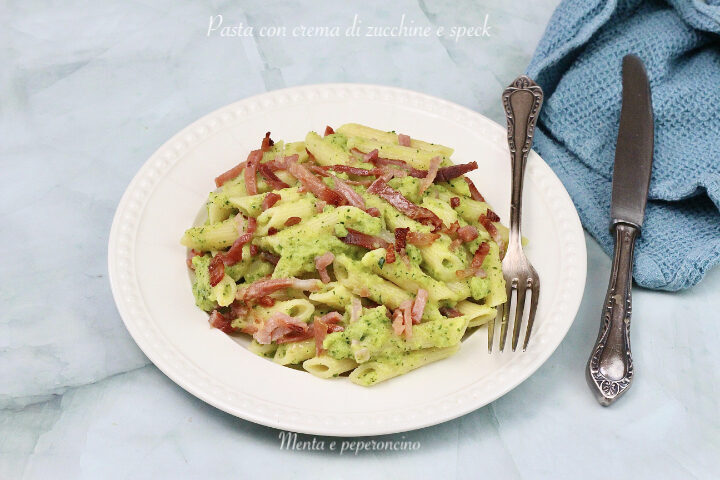 Pasta con crema di zucchine e speck