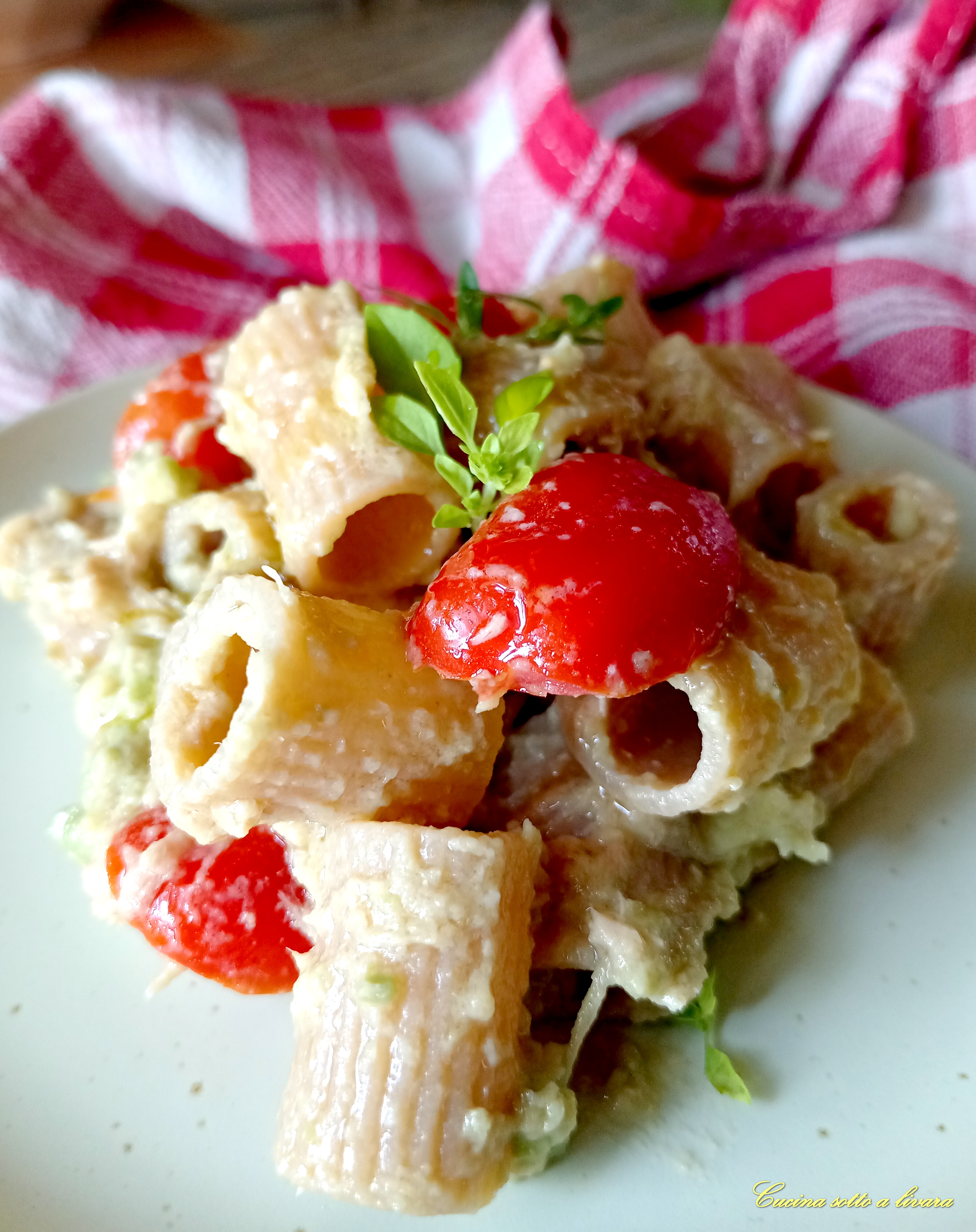 Pasta con pesto di avocado,datterini e tonno