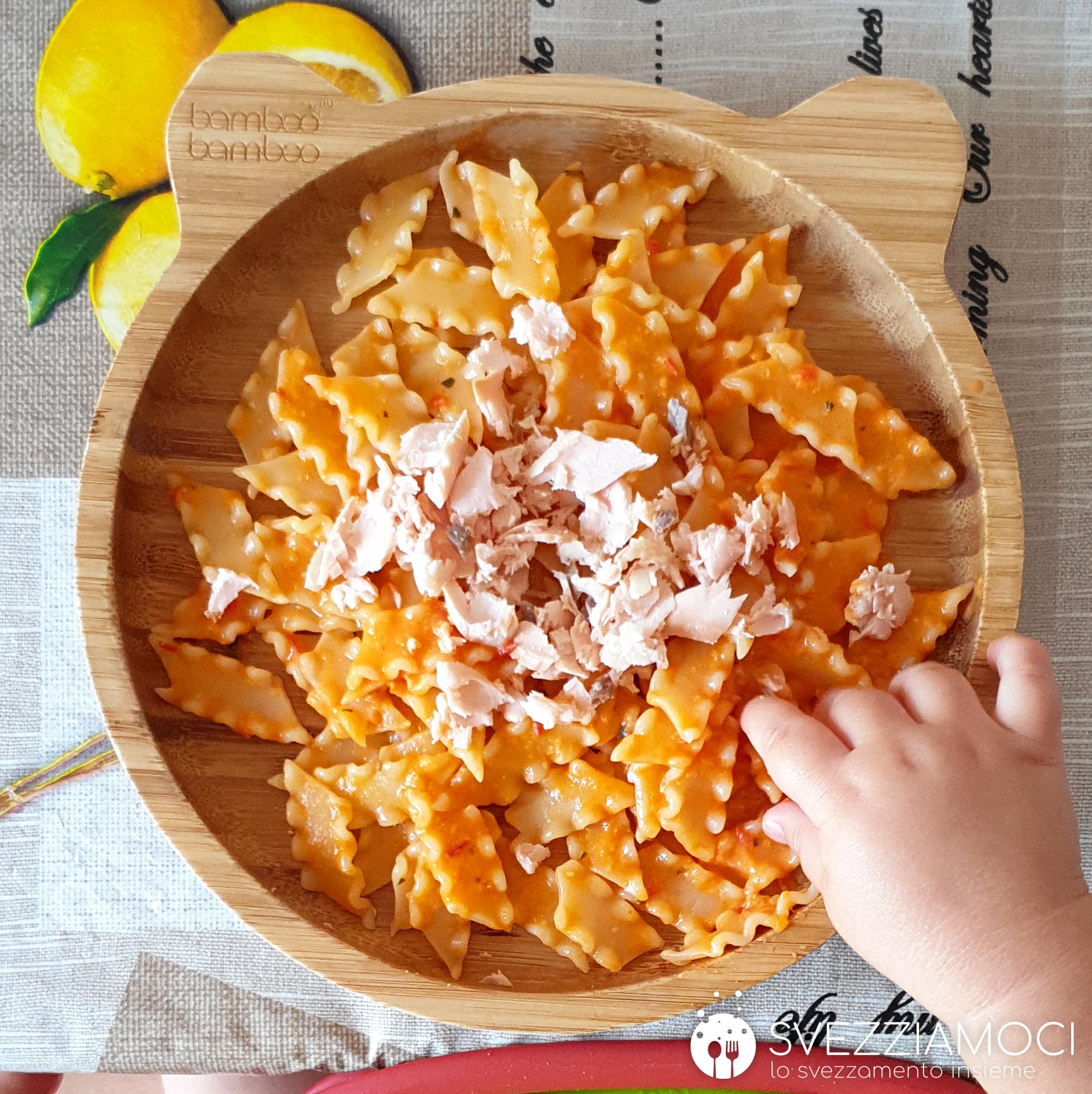 Pasta con pesto di pomodorini e broccoli con salmone