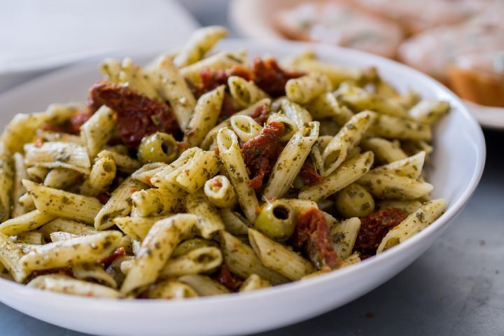 Pasta con pesto e pomodori secchi