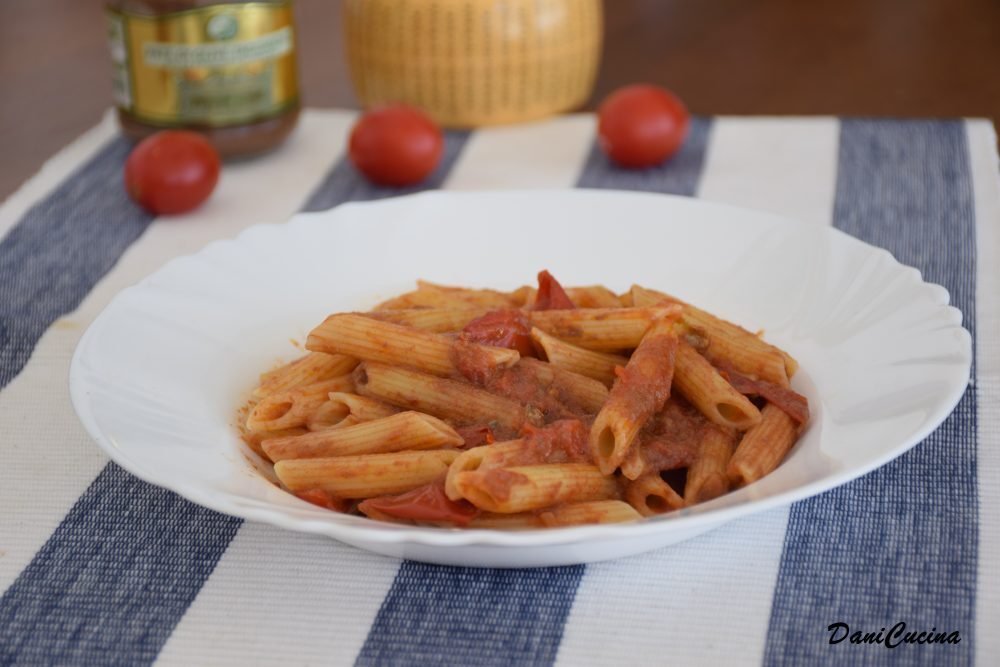 Pasta con pomodorini e paté di olive