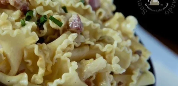 Pasta con salsa ai porri e pancetta